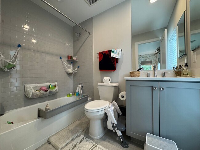 Building Photo - Luxurious 4 Bed 3.5 Bath End-Unit Brick To...