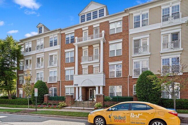 Building Photo - 1002 Elmcroft Blvd
