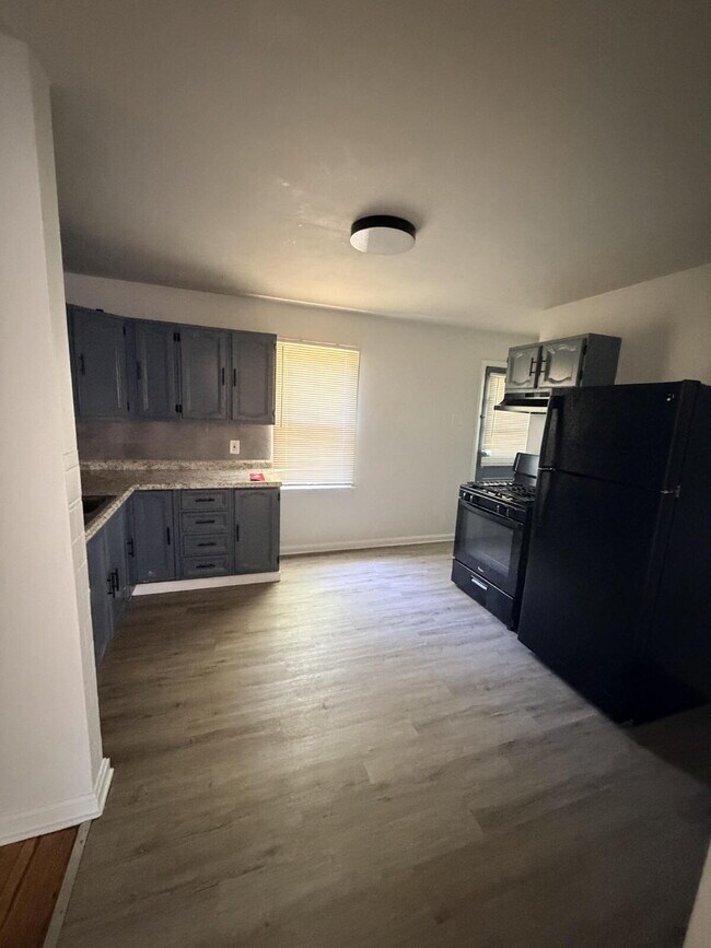 Building Photo - **MOVE-IN SPECIAL**