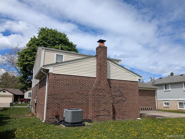 Building Photo - 1344 Revere Dr