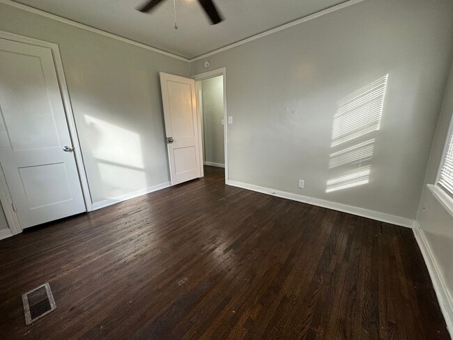 Building Photo - Cute 2 bedroom 1 Bath House!   Close to Mother Road Market!