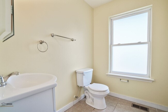Building Photo - Quality 2 Bed 1.5 Bathrooms Home - Availab...