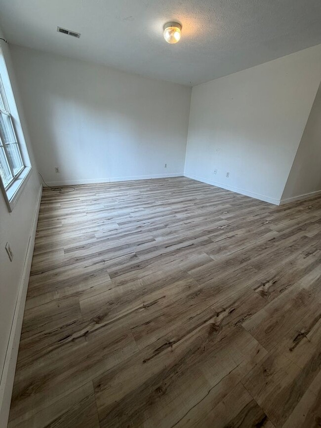 Building Photo - 3 Bedroom | 2 Bathroom | 1,100 square feet | Merriam Woods MO!