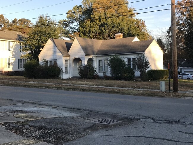 Building Photo - 605 W Court St