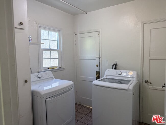 Building Photo - 211 S Arnaz Dr