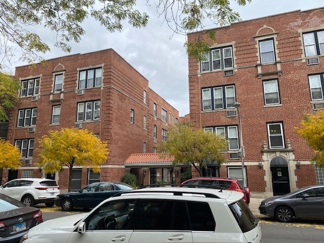Building Photo - 642 W Buckingham Pl