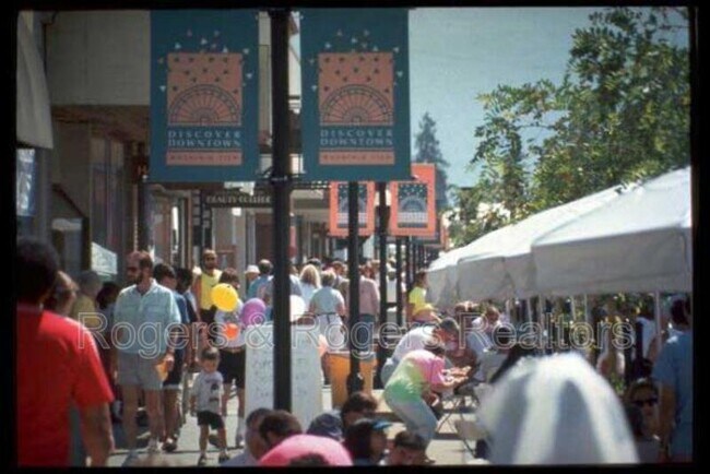 Building Photo - 213 Houghton St