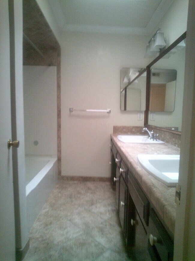 Building Photo - 6400 Cochran Dr