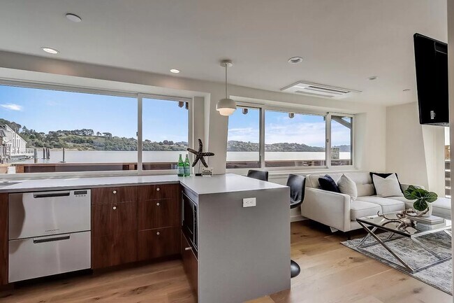 Building Photo - 240 Redwood Highway Frontage Rd