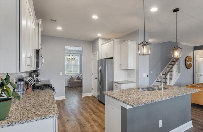 Building Photo - Show stopping 5 bed/3 bath rental in the h...
