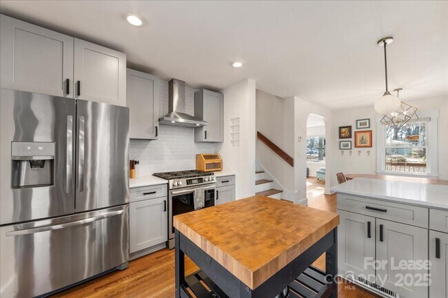 Building Photo - 5712 Oak Dr