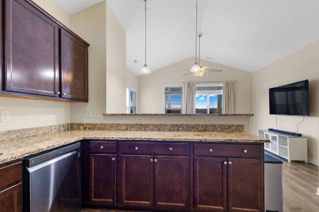 Building Photo - Coastal Comfort Awaits: Spacious 3-Bed, 3-Bath Townhouse in Surf City!