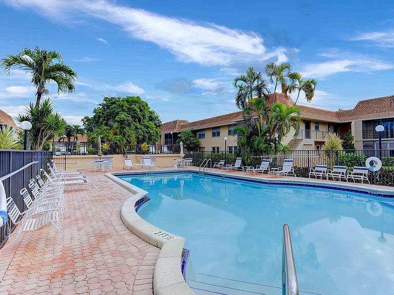 Building Photo - 1301 NW 12th Ave