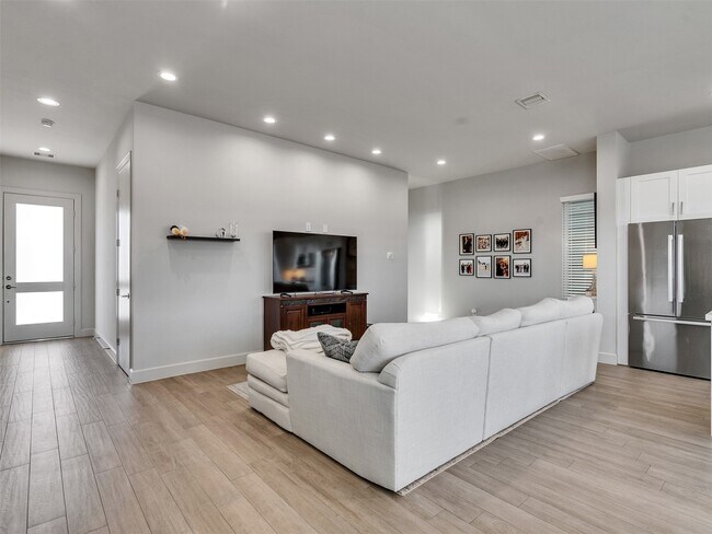 Building Photo - 5702 Rucio Ln