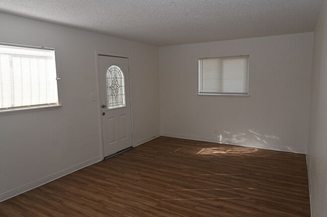 Building Photo - 2301 Stewart Ave #C C