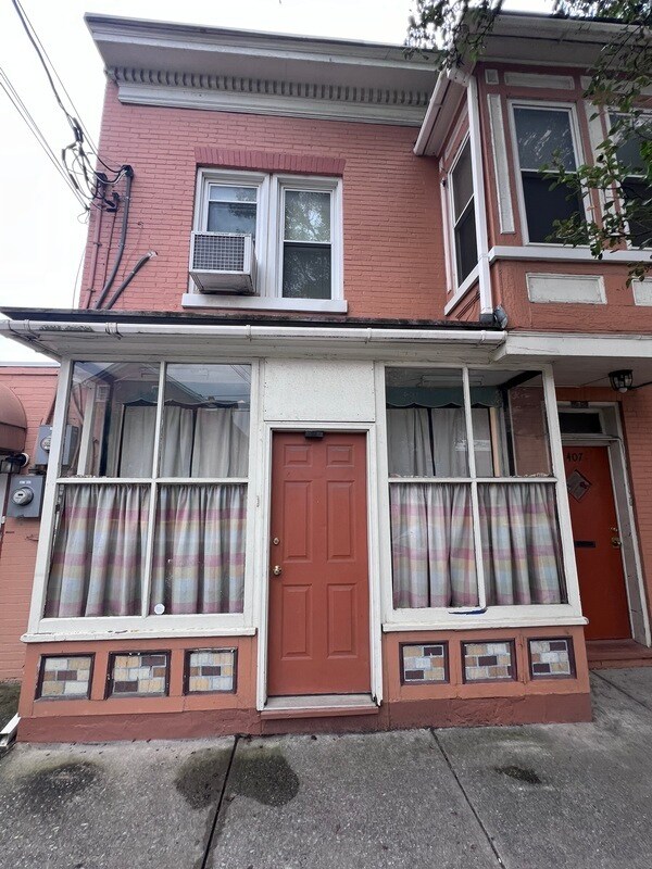 Primary Photo - 405 W Race St