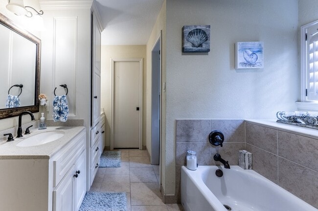 Building Photo - 422 River Oaks Dr