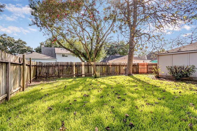 Building Photo - 2710 Green Fields Dr