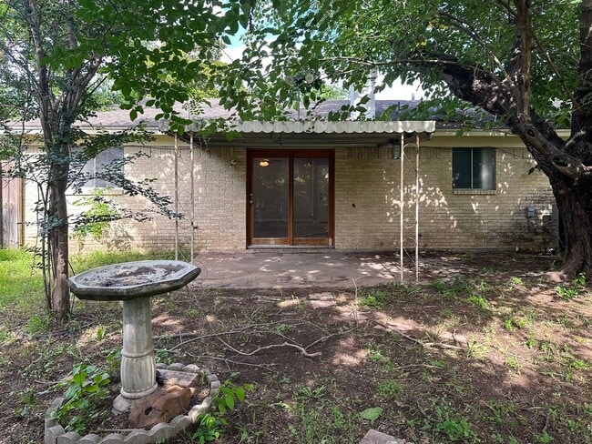 Building Photo - 3 Bedroom / 2 Bath / 2 Car Garage