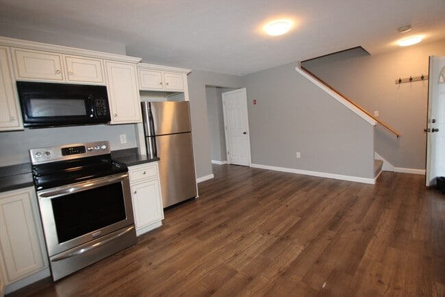 Building Photo - 6 Canal St