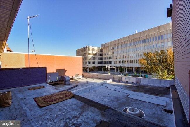 Building Photo - 2216 Wisconsin Ave NW