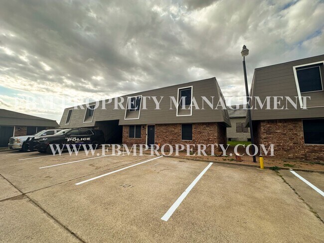Building Photo - Willow Court Apartments, Unit 204 - 2 Bedroom, 1 Bathroom Apartment Home in Mexia, TX!