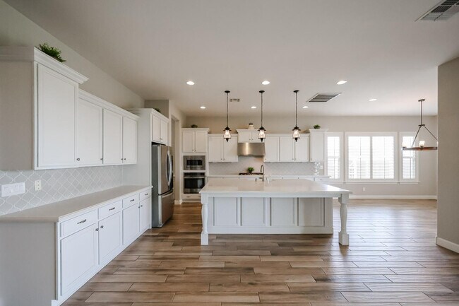 Building Photo - 1424 E Pedro Rd