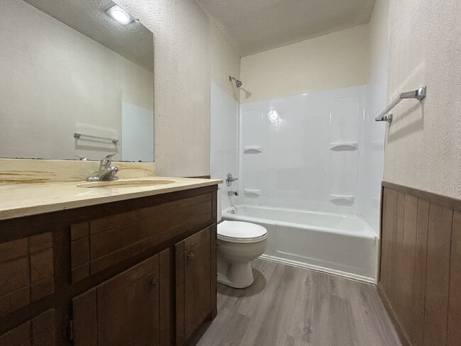 Building Photo - Lovely  2Bed/2Bath Duplex!