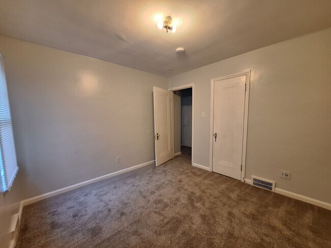 Building Photo - Charming 3 bedroom brick bungalow