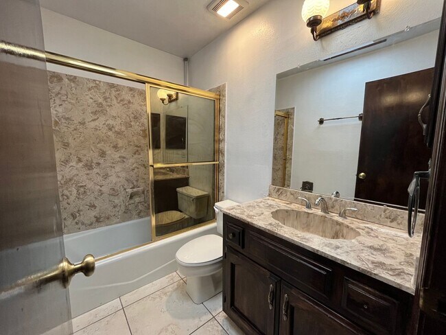 Building Photo - Spacious 3 Bedroom 2 Bathroom Home in the ...