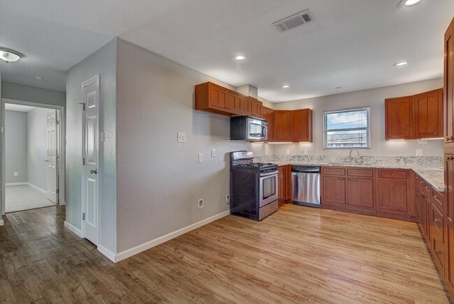 Building Photo - 170 Barracuda St