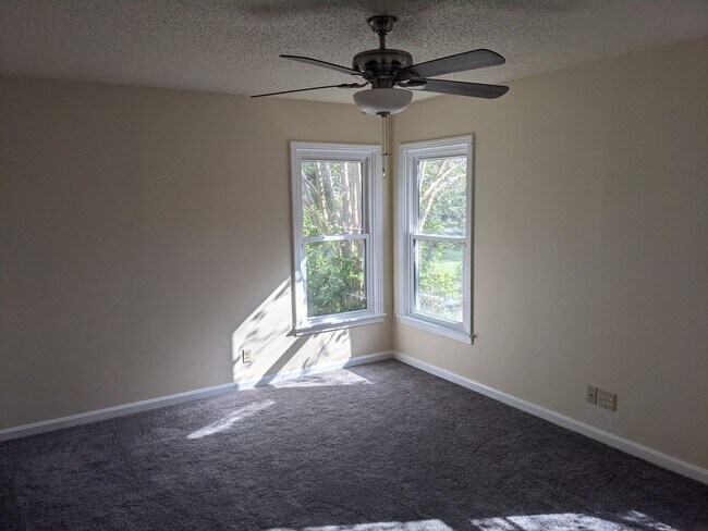 Building Photo - 3 Bed 2 Bath with Enclosed Patio, Fenced Yard, and Garage