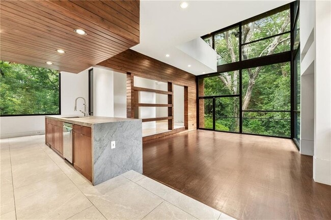 Building Photo - 2105 Fairhaven Cir NE
