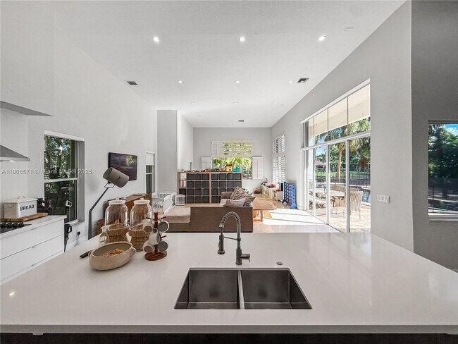 Building Photo - 2514 Poinciana Dr