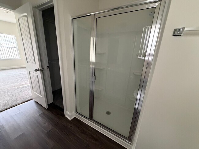 Building Photo - FOR RENT