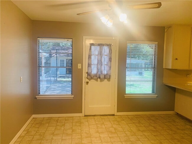 Building Photo - 307 N San Marcos St