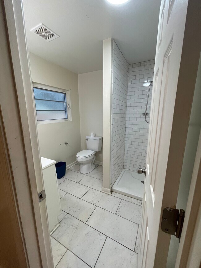 Building Photo - 5-125 Roundtree St