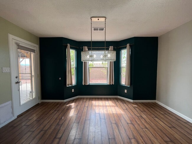 Building Photo - Large 3 Bedroom 2.5 Bathroom Located In Th...