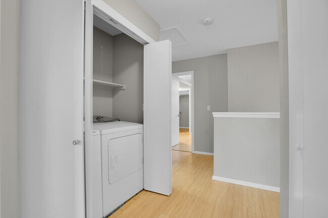 Building Photo - 5 bedroom, 3 1/2 bath home with attached 2 car garage