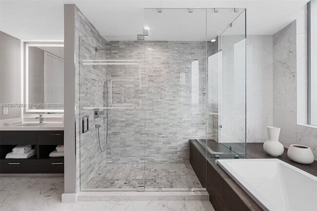 Building Photo - 851 NE 1st Ave