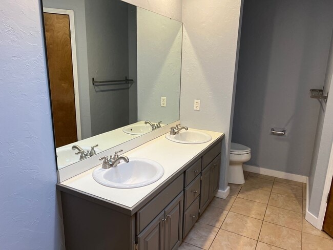 Building Photo - Quiet 3Bed / 2Bath in Springfield