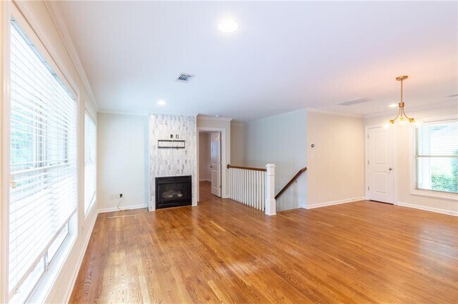 Building Photo - 3014 Skyland Dr NE