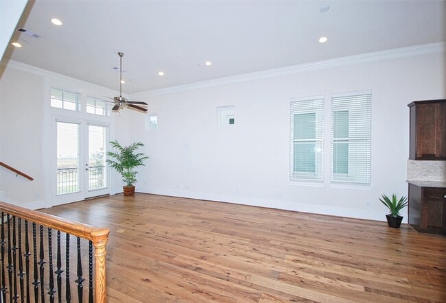 Building Photo - 9443 Fannin St