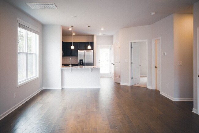 Building Photo - 4 Bed/ 3 Bath Townhome with Immediate Occupancy!