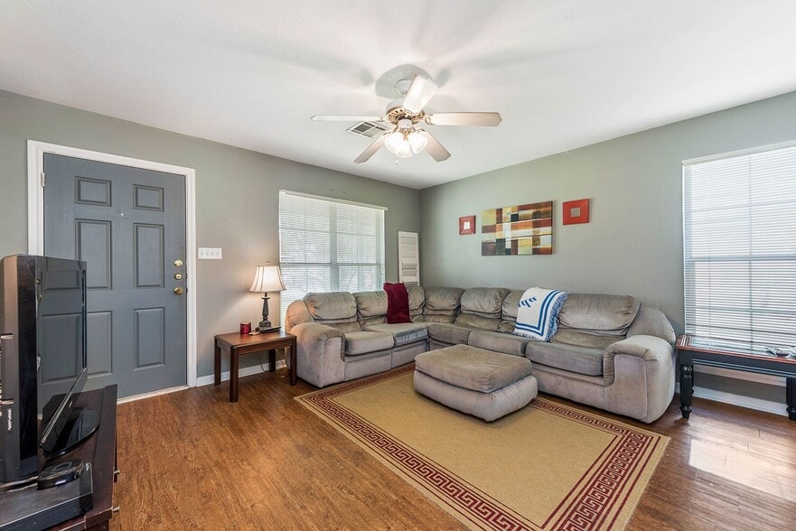 Building Photo - SUBLEASE AVAILABLE IMMEDIATELY THROUGH JULY 2026!  Charming 3 Bed, 2 Bath in Central Location!