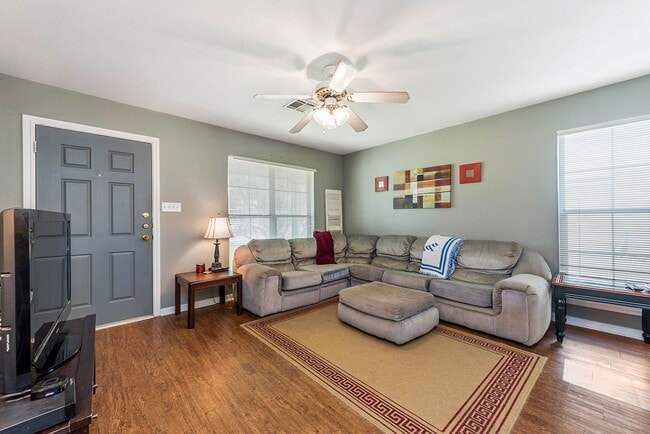 Building Photo - END OF JULY PRE-LEASE!  Charming 3 Bed, 2 ...