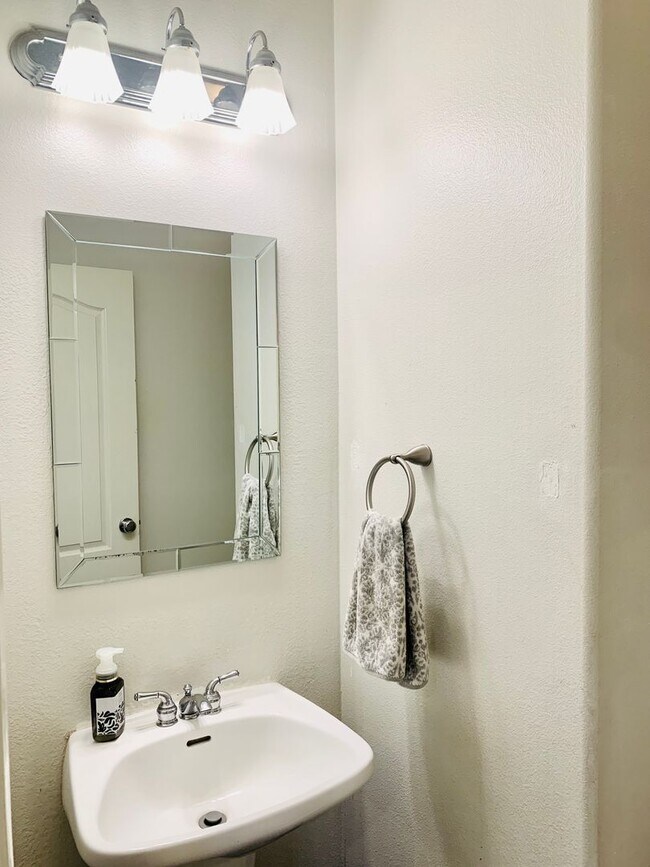 Building Photo - ***GORGEOUS 4BD/2.5BA HOUSE AVAILABLE IN O...