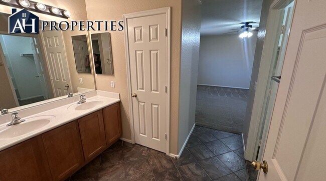 Building Photo - 3 Bed 2.5 bath 2 story house LOTS of storage