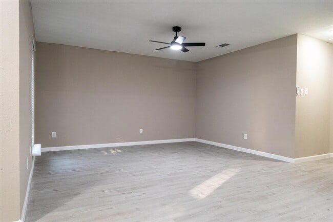 Building Photo - 10 N Wavy Oak Cir