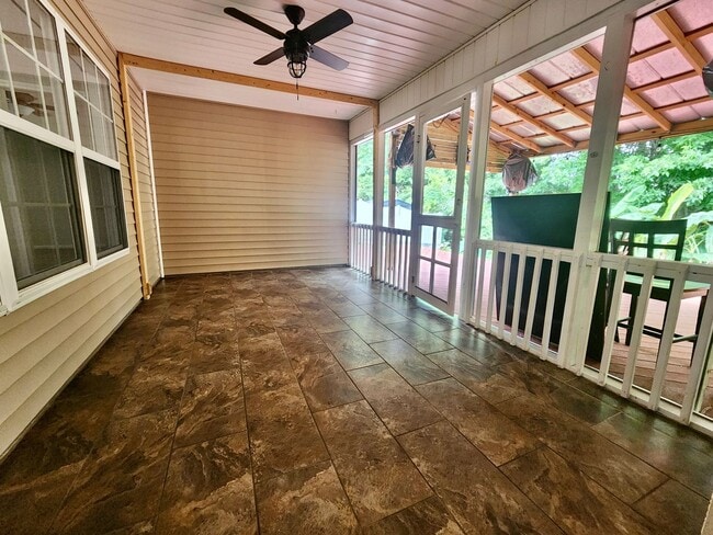 Building Photo - Spacious 3 bedroom with an outside oasis -...